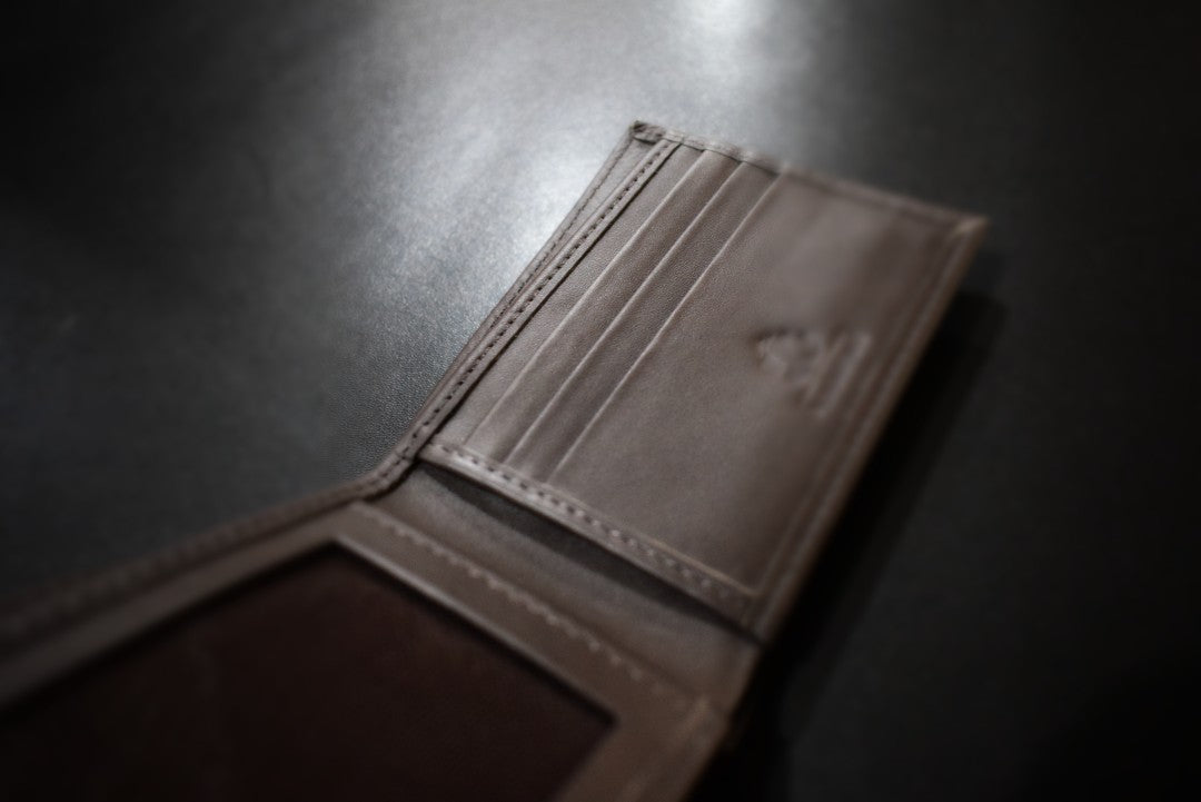 Elegante billetera marrón pequeña