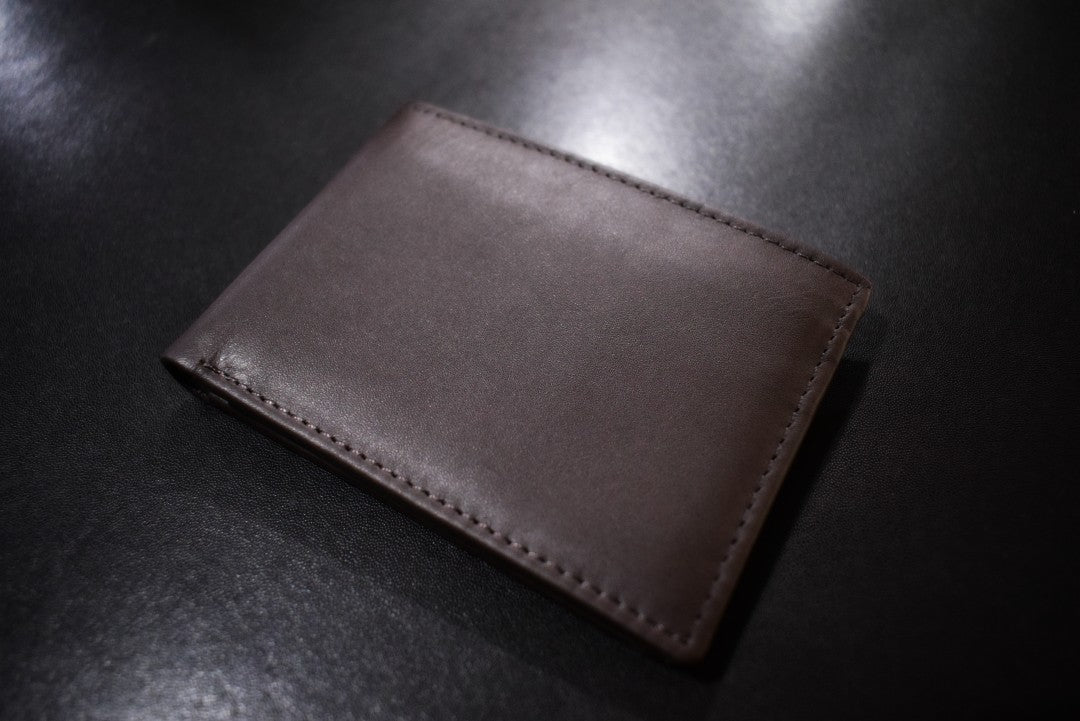 Elegante billetera marrón pequeña